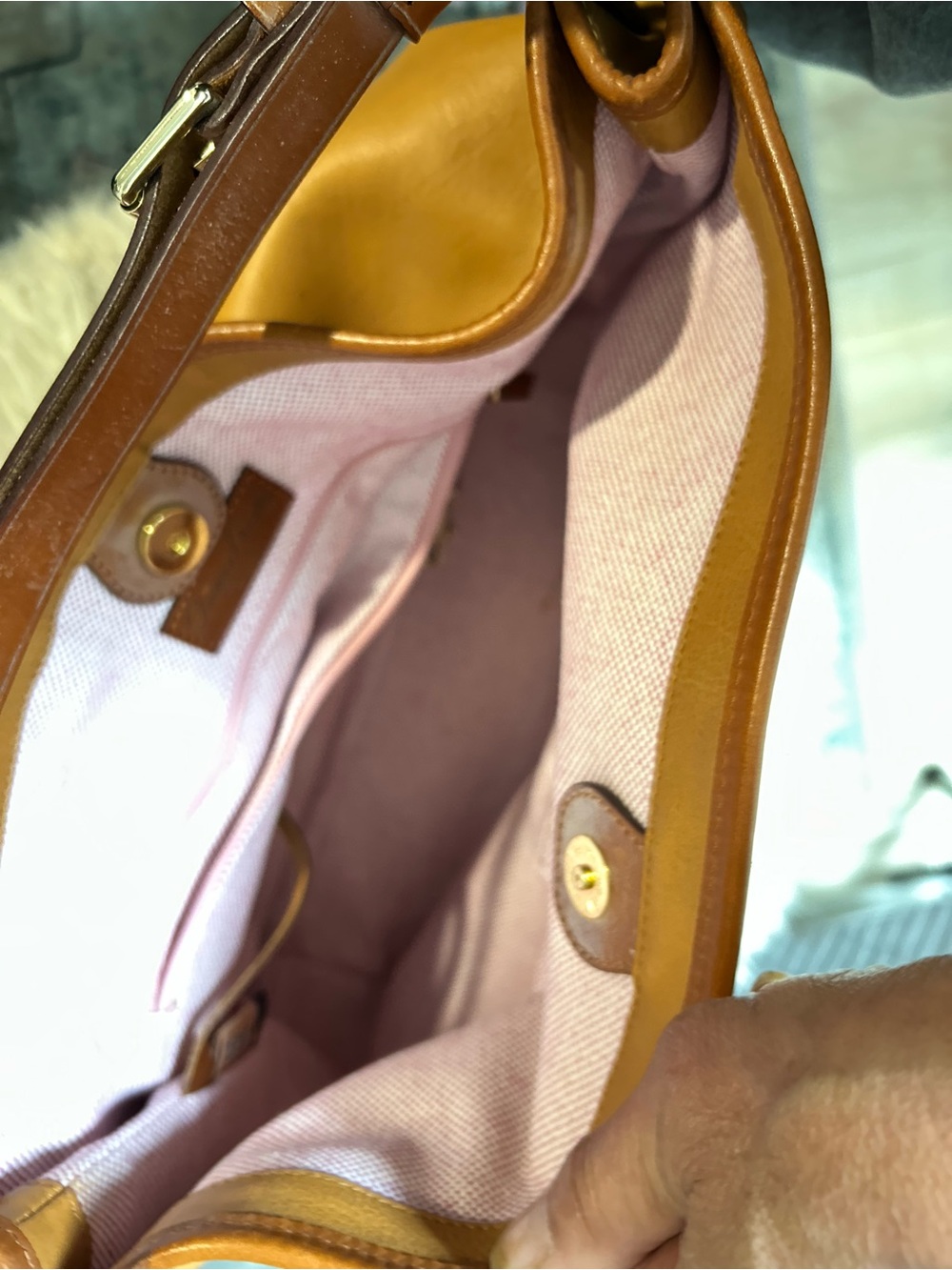 Classic Women's Leather Tote Bag in Cognac - Picture 4 of 6